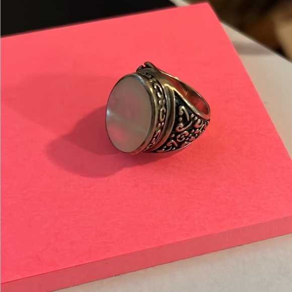 Sterling silver ring with white stone (mother of pearl) size 6 - Picture 3 of 3